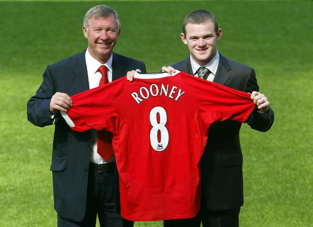 Wayne Rooney signs for Manchester United