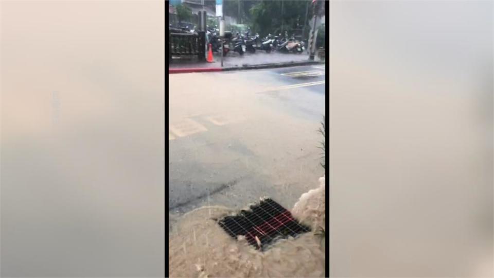 信義區下大雨　山區泥水傾瀉.大排滿水淹街道