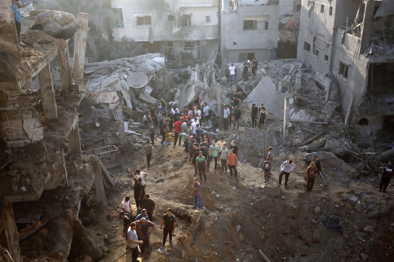 Palestinos inspeccionan los edificios dañados tras un ataque aéreo israelí contra el campamento de refugiados de Maghazi en Deir al-Balah. (Omar Ashtawy/APA Images via ZUMA Press Wire/dpa)