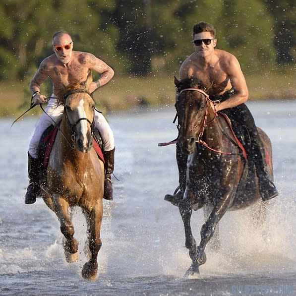 <p>„Ich und Z beim Reiten am Strand… viel Spaß @zacefron. #GVlifestyle”.<br>(Anmerkung der Autorin: Mal im Ernst, ich bin gerade so neidisch auf diesen heißen Millionärs-Dad, ich will auch mit Zac Efron ausreiten.)<br></p>