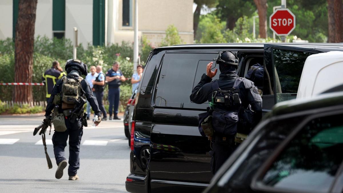 Explosion Outside Synagogue Injures Officer in France