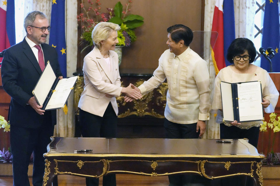 Philippine President Ferdinand Marcos Jr., second from right, shakes hands with European Commission President Ursula von der Leyen after signing ceremonies at the Malacanang Presidential Palace in Manila, Philippines, Monday, July 31, 2023. (AP Photo/Aaron Favila, Pool)