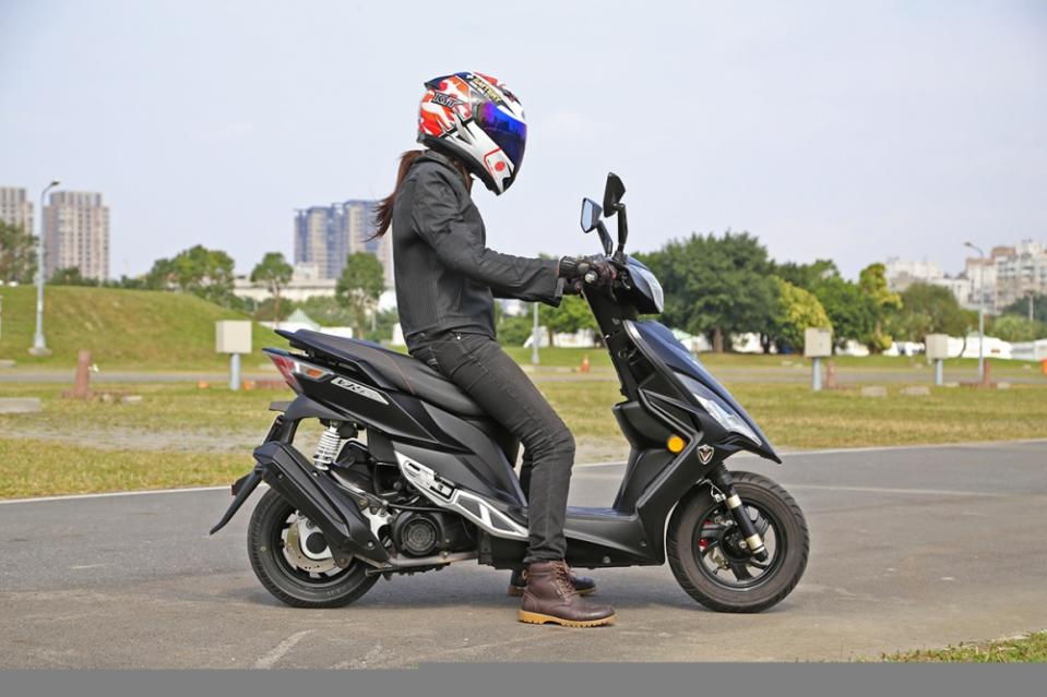 KYMCO VJR 125 側視圖。