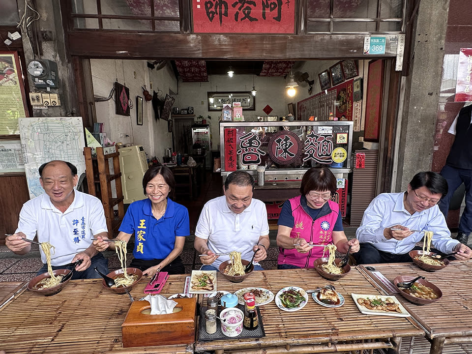 國民黨總統參選人侯友宜（中），十二日至台南祀典大天后宮上香參拜前，先至阿浚師古早味魯麵品嘗魯麵。（記者陳銀全攝）