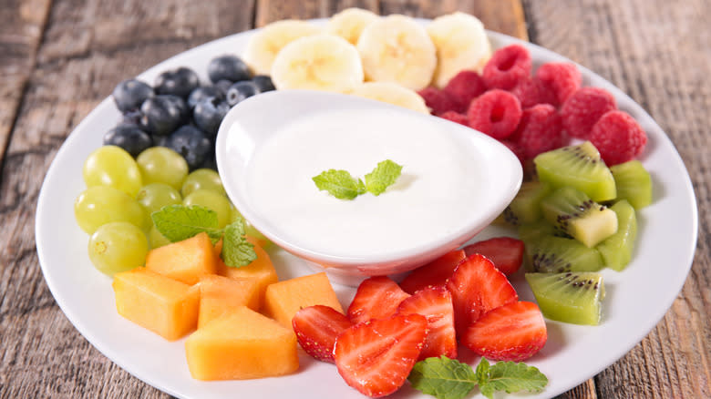 Fruit plate with sweet dip
