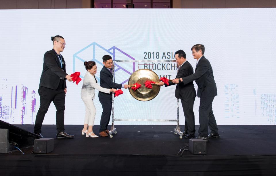 ▲2018 Asia Blockchain Summit亞洲區塊鏈高峰會圓滿落幕，會中邀集全球區塊鏈專家及產官學人士出席。（左起亞洲區塊鏈大會 聯合主辦 費聿安、經濟部常務次長王美花、立法委員 許毓仁、金管會主委顧立雄、科技部政務次長許有進）（圖／主辦單位提供）