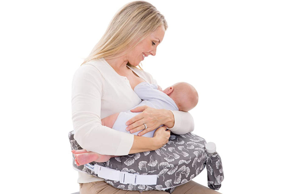 Zenoff ZNF-NF-00420 Nursing Pillow, Grey/White Flowing Fans. (Photo: Amazon SG)