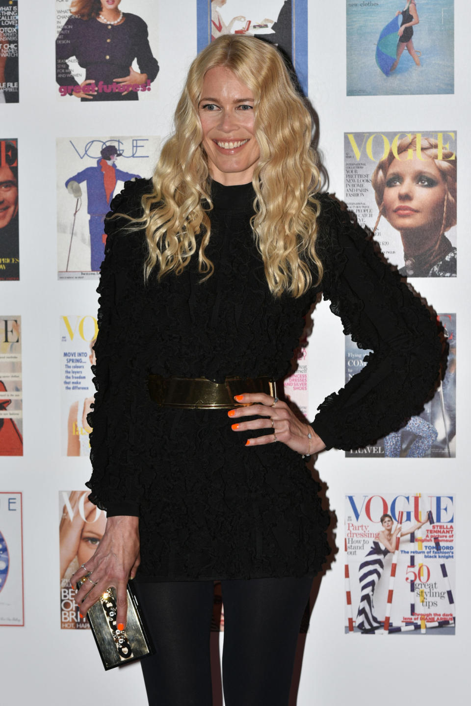 Claudia Schiffer sah bei ihrem Auftritt am Montag (23. Mai) auf der “Vogue 100”-Party in London ebenfalls merkwürdig verändert aus. Der starre Blick der 45-Jährigen sorgte für kritische Kommentare im Netz. Ob hier nur missglücktes Make-Up oder doch ein Beauty-Eingriff im Spiel war, weiß nur das Model selbst. (Bild: ddp)