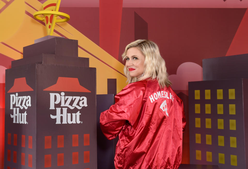 美國Pizza Hut有不少跨界合作，例如殺入國際漫展（Comic-Con International），圖為藝人Ashley Eckstein。 (Photo by Presley Ann/Getty Images for Pizza Hut)