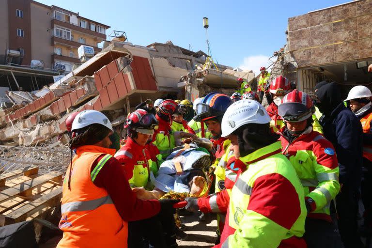 Rescatan a mujer que pasó más de 100 horas sepultada tras sismo en Turquía