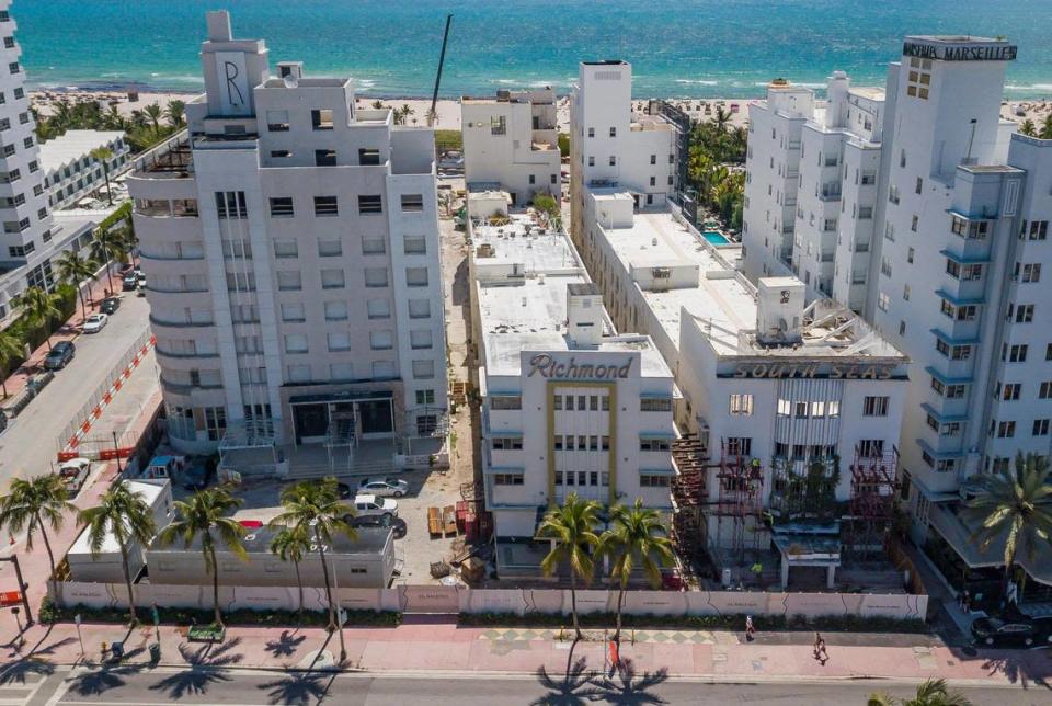 Vista aérea (de izquierda a derecha) de The Raleigh, Richmond Hotel y South Seas Hotel cerca de Collins Avenue y 18 Street, el viernes 29 de julio de 2022, en Miami Beach. El promotor Michael Shvo comenzará la demolición parcial de los hoteles la próxima semana.