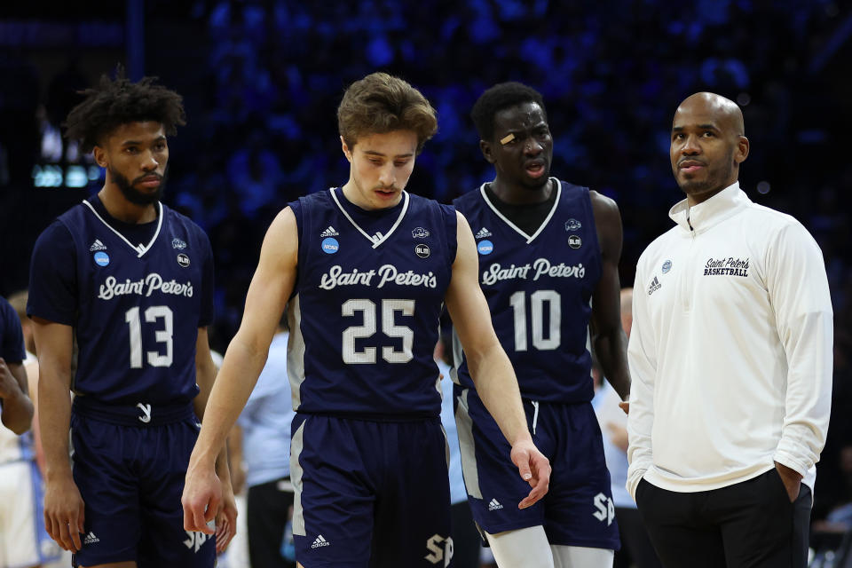 Head coach Shaheen Holloway of the Saint Peter's Peacocks talks with Isiah Dasher, Doug Edert and Fousseyni Drame during the second half of the game against the North Carolina Tar Heels. (Patrick Smith/Getty Images)