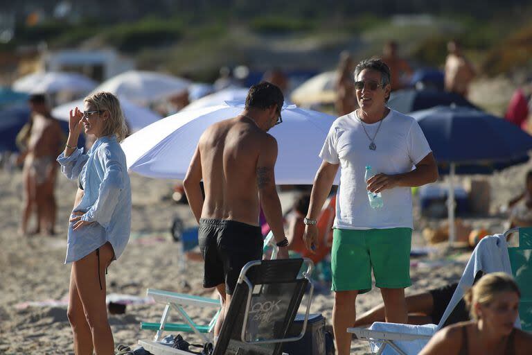 Paul García Navarro, director de la agencia de modelaje Multitalent, y el empresario  Daniel Gabrielli se mostraron compinches y mantuvieron una larga conversación en la playa ¿Nació una amistad?