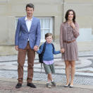 Así posaban los príncipes Frederik y Mary de Dinamarca el día que su hijo mayor, Christian, comenzaba la educación primaria en el Tranegard School de Copenhague, el 12 de agosto de 2011. (Foto: Chris Jackson / WireImage / Getty Images).