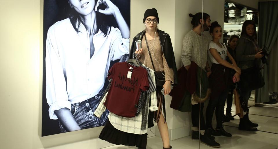 Un empleado de H&M, en Filipinas, no la dejó probarse un bañador (Créditos: Getty Images)