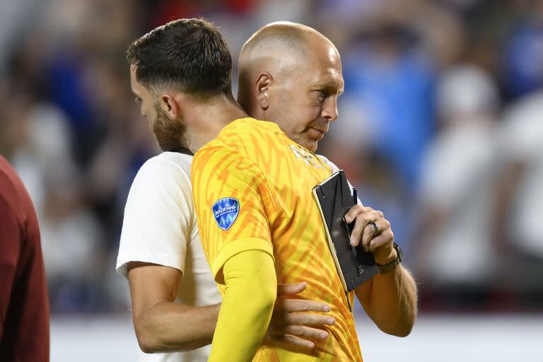 Gregg Berhalter, DT de Estados Unidos, consuela al arquero Matt Turner tras la derrota frente a Uruguay, por la Copa América 2024