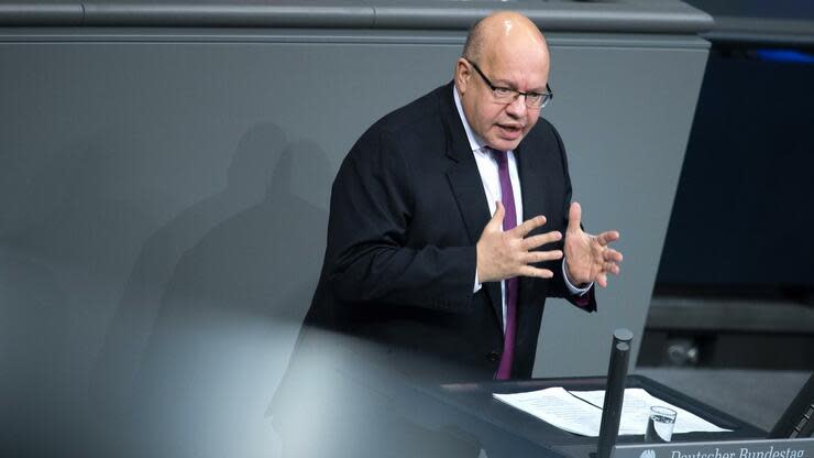 Der Bundeswirtschaftsminister stimmt sich mit den Länderkollegen ab. Foto: dpa