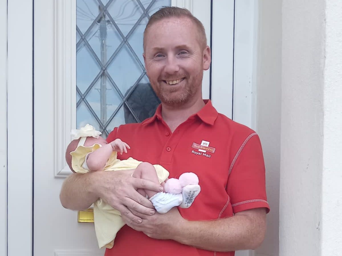 Scott with his daughter Taymar May in Argoed, Wales (Scott Rogers / SWNS)