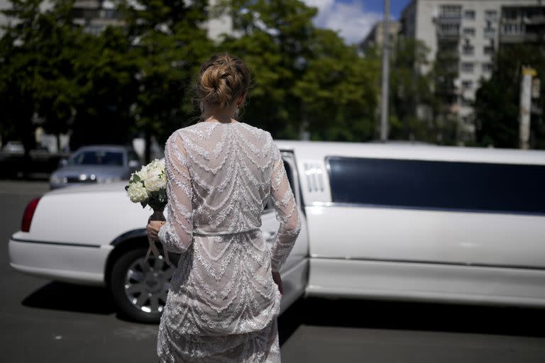 Anna Karpenko, se dirige a la limusina después de casarse con Denys Voznyi en Kiev