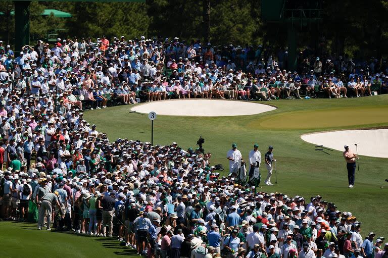 Una multitud acompañó a Scottie Scheffler; aquí, en el tercer hoyo de la ronda final 