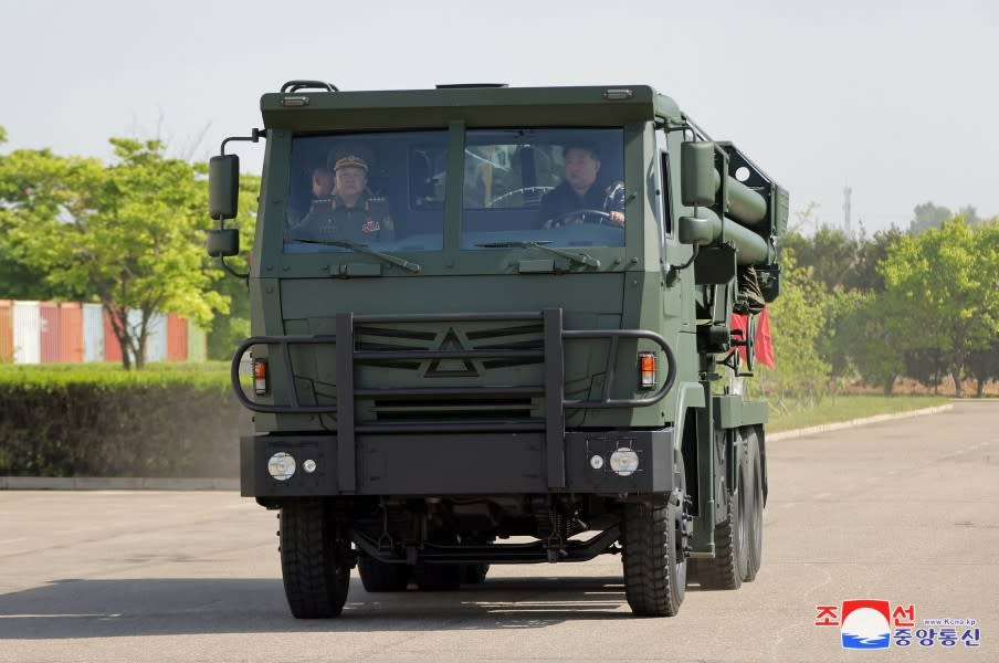 北韓領導人金正恩視察狙擊武器和火箭炮發射車的工廠。翻攝朝中社