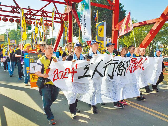 自高雄市啟程的工鬥行腳，9日抵達雲林西螺大橋廣場，雲林縣產業總工會動員1000多名勞工陪走西螺大橋，跨越濁水溪到彰化。（周麗蘭攝）