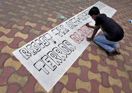 A student prepares a banner before the start of a rally to protest against the arrest of a student of Jawaharlal Nehru University (JNU), inside the Jadavpur University campus in Kolkata, India, February 16, 2016. REUTERS/Rupak De Chowdhuri