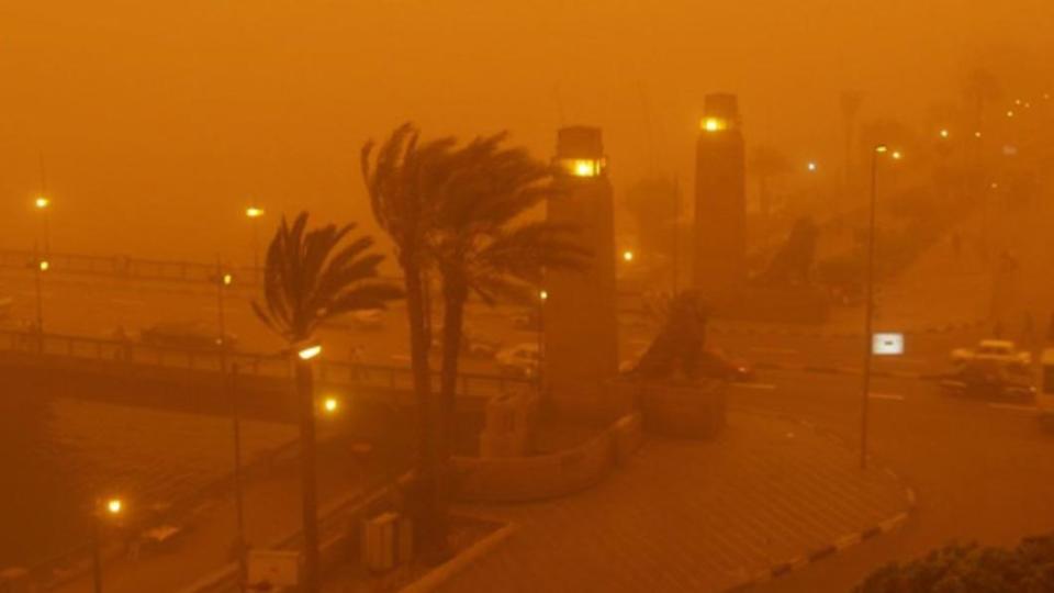 埃及遭巨大沙塵暴侵襲，狂風夾帶橘紅色塵土吞噬首都開羅（Cairo）。（圖／翻攝自 推特）