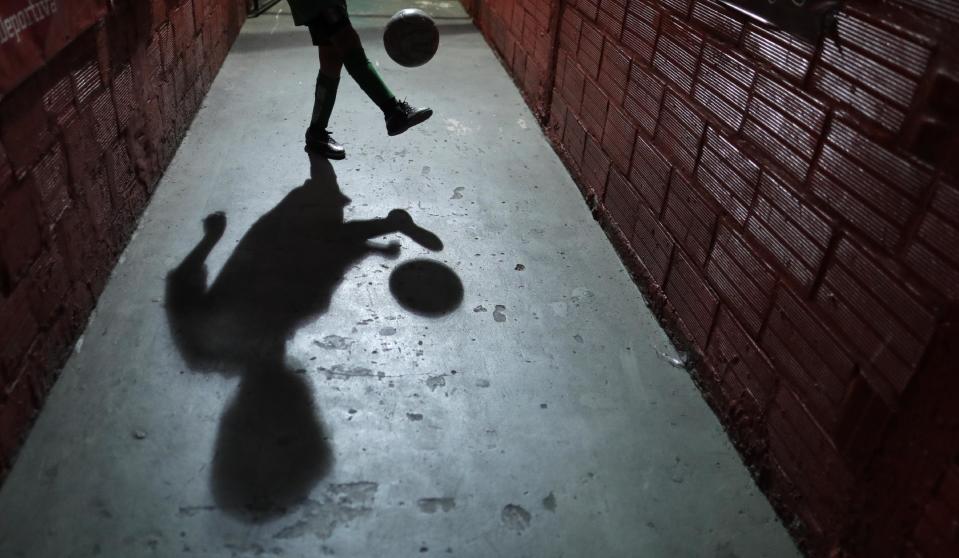 En esta foto del 11 de noviembre de 2016, un niño juega con una pelota en la academia de futbol juvenil Club Social Parque, en un vecindario de clase trabajadora en Buenos Aires, Argentina. Club Social Parque es la misma fábrica de talento en la que estrellas como Diego Maradona, Carlos Tévez y Juan Román Riquelme pulieron sus habilidades mientras eran niños. (AP Foto/Natacha Pisarenko)