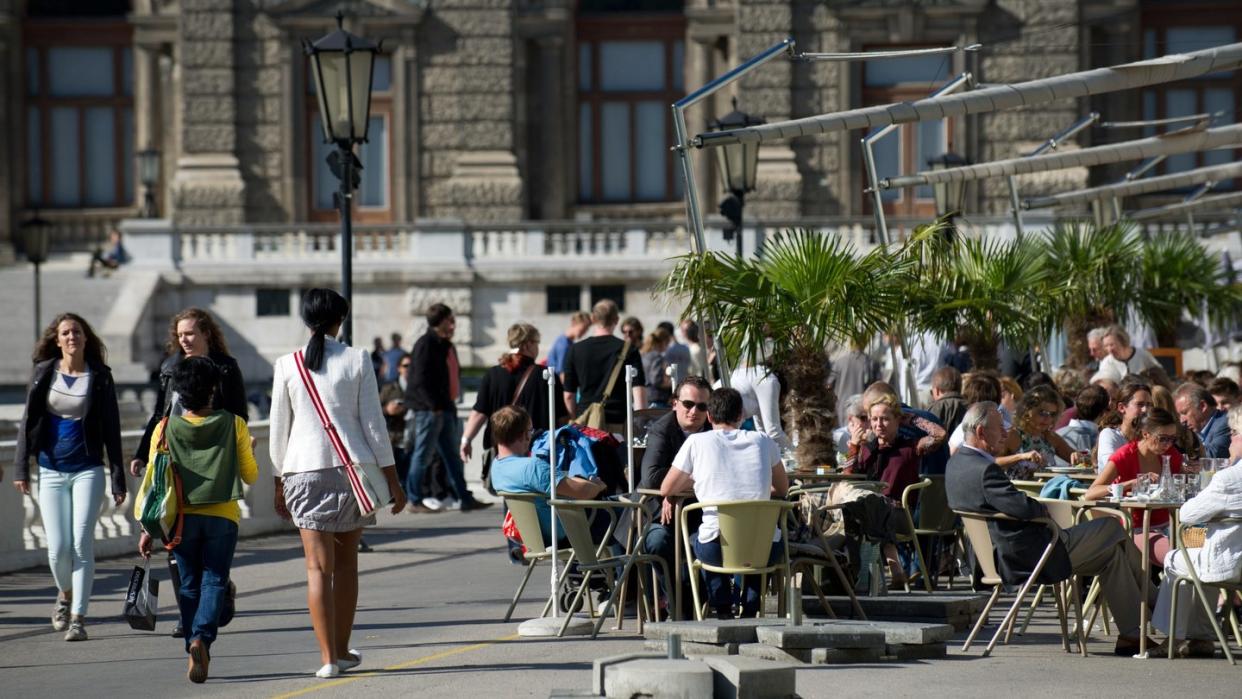 Wien: Menschen flanieren durch eine Straße im ersten Bezirk. Foto: Marijan Murat/Archiv