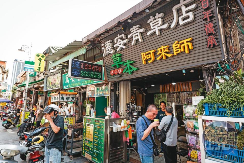 德安青草店的茶水舖位在萬華西昌街邊，招牌顯目、顏色鮮豔。