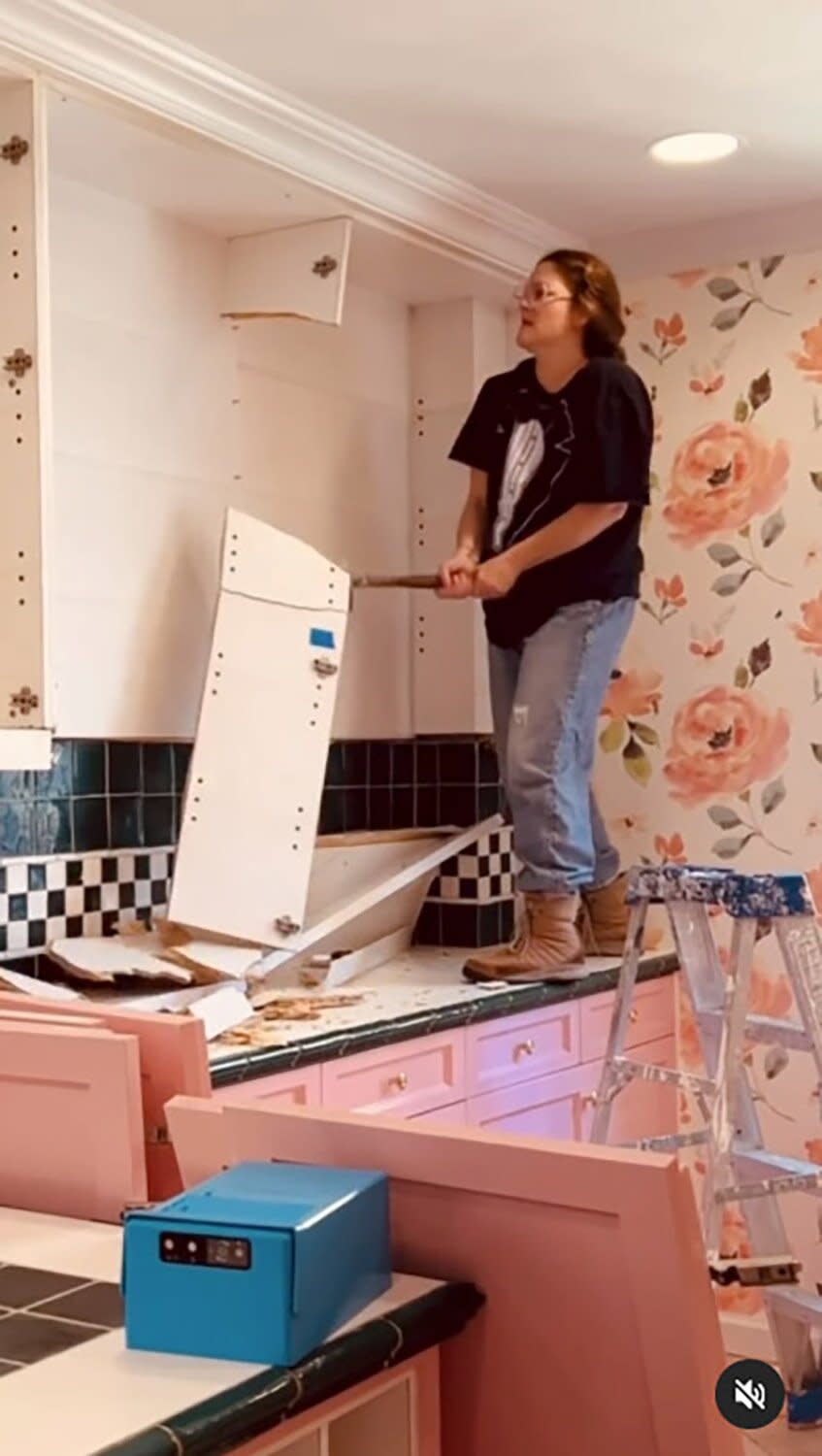 Drew Barrymore Destroys Apartment With Hammer in Home Makeover Video: 'Having the Time of My Life'  Tout taken from this video:  https://www.instagram.com/p/CfCOSroPaqV/