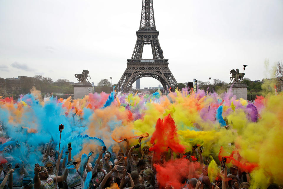 <p>Farbschlacht beim Finale des „Color Run“ in Paris: Bei dem fünf Kilometer langen Spaßrennen werden die Teilnehmer, inspiriert vom indischen Holi-Festival, mit Farbpulver beworfen. (Bild: AP Photo) </p>