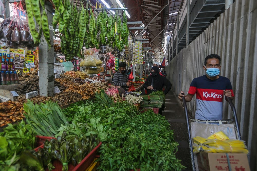 Lim said vegetable prices have risen by up to 30 per cent due to the supply crunch, as farmers are left counting their losses, which is estimated to be in the millions. ― Picture by Yusof Mat Isa