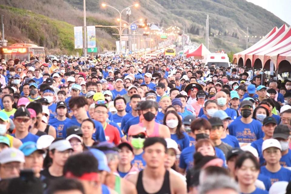 花蓮太平洋浪花馬拉松十一日在花東海岸公路登場，三千八百餘名選手參加。（花蓮縣政府提供）