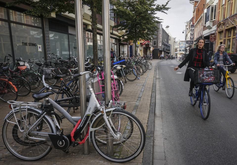 <p>Die Silbermedaille hat sich Amsterdam verdient. Die Stadt ist mittlerweile voll in der Hand der Radfahrer. Nur jeder vierte Einwohner der Stadt besitzt überhaupt noch ein Auto und mittlerweile gibt es dort sogar nach Greenpeace-Informationen mehr Fahrräder als Einwohner. </p>