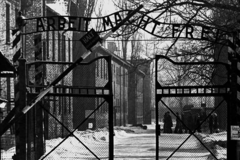El 28 de mayo, en compañía de otros 320 prisioneros, Kolbe fue trasladado al campo de concentración de Auschwitz