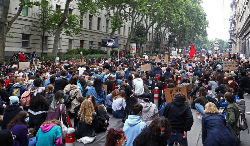 Manifestantes asisten a una protesta de Black Lives Matter tras la muerte de George Floyd bajo custodia policial en Mineápolis, cerca de la Embajada de Estados Unidos en Viena, Austria.