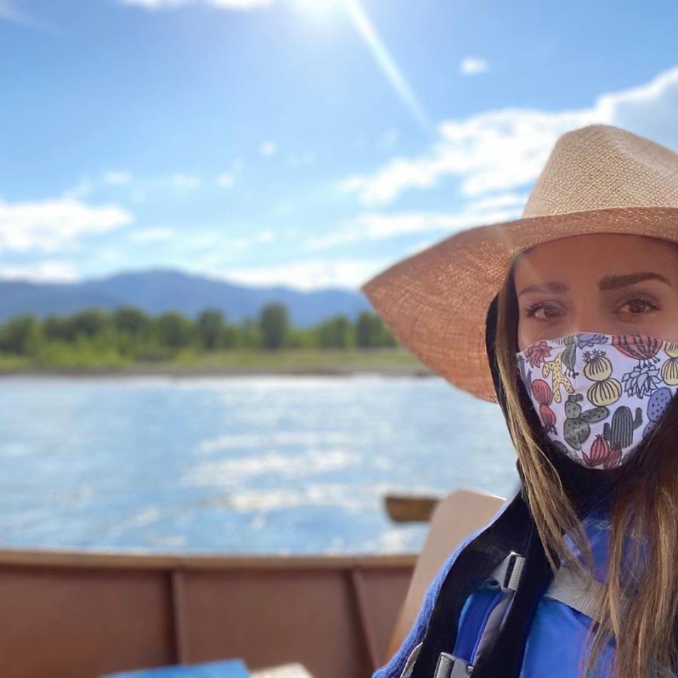 Même lorsqu’elle fait une petite escapade en bateau, loin de la côte et des rassemblements, Jessica Alba pense à porter son masque et enjoint ses followers à faire de même. L’actrice américaine n’oublie pas d’utiliser dans sa légende le hashtag #youractionssavelives qui rappelle à chacun que les gestes barrières peuvent sauver des vies. © Instagram @jessicaalba