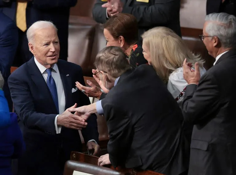 El presidente de los Estados Unidos, Joe Biden, llega para dar el discurso sobre el estado de la Uni&#xf3;n durante una sesi&#xf3;n conjunta del Congreso en la C&#xe1;mara de Representantes del Capitolio de los Estados Unidos