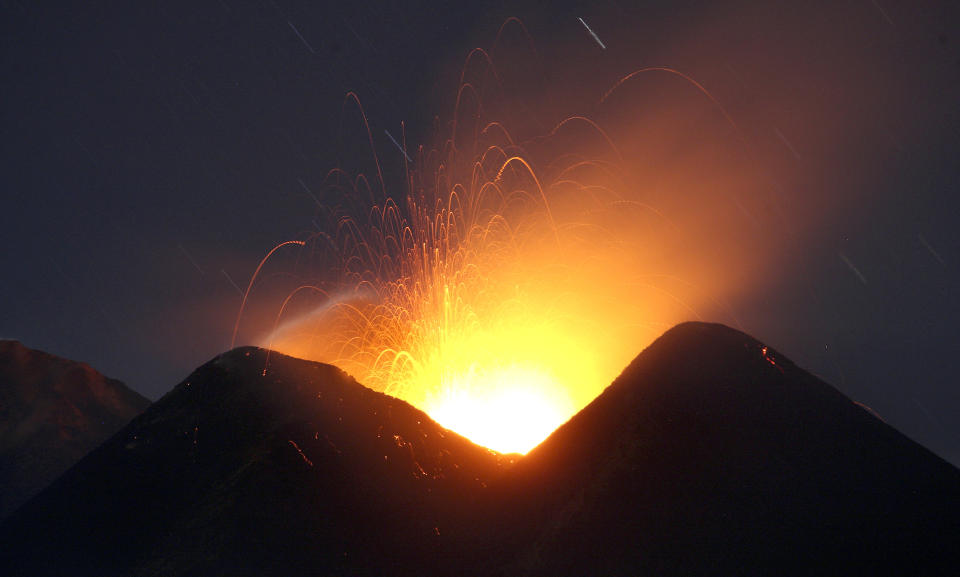 Mount Etna spews volcanic ash during an eruption on the southern Italian island of Sicily April 1, 2012. Mount Etna is Europe's tallest and most active volcano. REUTERS/Antonio Parrinello (ITALY - Tags: DISASTER ENVIRONMENT)