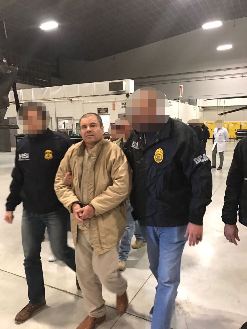 <p>MEX89. CIUDAD JUÁREZ (MÉXICO), 19/01/2017.- El narcotraficante mexicano Joaquín “El Chapo” Guzmán es visto hoy, jueves 19 de enero de 2017, a su llegada al aeropuerto MacArthur, en Nueva York (Estados Unidos), procedente de Ciudad Juárez (México), donde es recibido por autoridades estadounidenses para ser presentado ante los tribunales de Nueva York. El Chapo, protagonista de dos sonados casos de fugas en cárceles de México, llegó la noche de este jueves custodiado por agentes federales en un avión que aterrizó en el aeropuerto MacArthur, en Long Island, a las afueras de Nueva York. EFE/Secretaría de Gobernación de México/SOLO USO EDITORIAL </p>