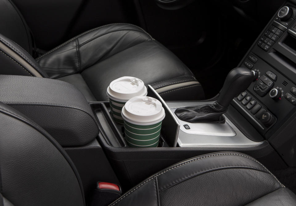 Kaffee im Getränkehalter im Auto