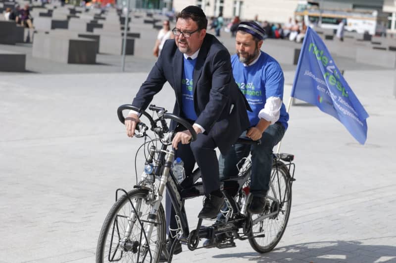 Rabbi Elias Dray (l) und Iman Ender Cetin take a ride as part of their ride2respect Jewish-Muslim tandem bike tour. The group pairs people of different faiths and puts them on a tandem bike so they can get to know each other better. Jörg Carstensen/dpa