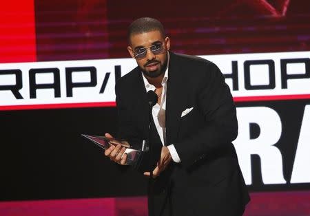 Recording artist Drake walks to the stage to accept the Favorite Artist - Rap/Hip Hop" award during the 2016 American Music Awards in Los Angeles, California, U.S., November 20, 2016. REUTERS/Mario Anzuoni/File Photo