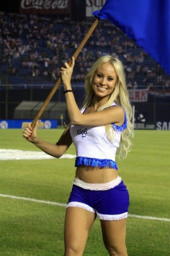 Una porrista desfila antes del inicio del partido entre Paraguay y Venezuela por la 8ª fecha de las eliminatorias sudamericanas al Mundial 2014, en el estadio Defensores del Chaco, en Asunción, el 11 de setiembre de 2012. Venezuela ganó 2-0. (AFP | jorge romero)