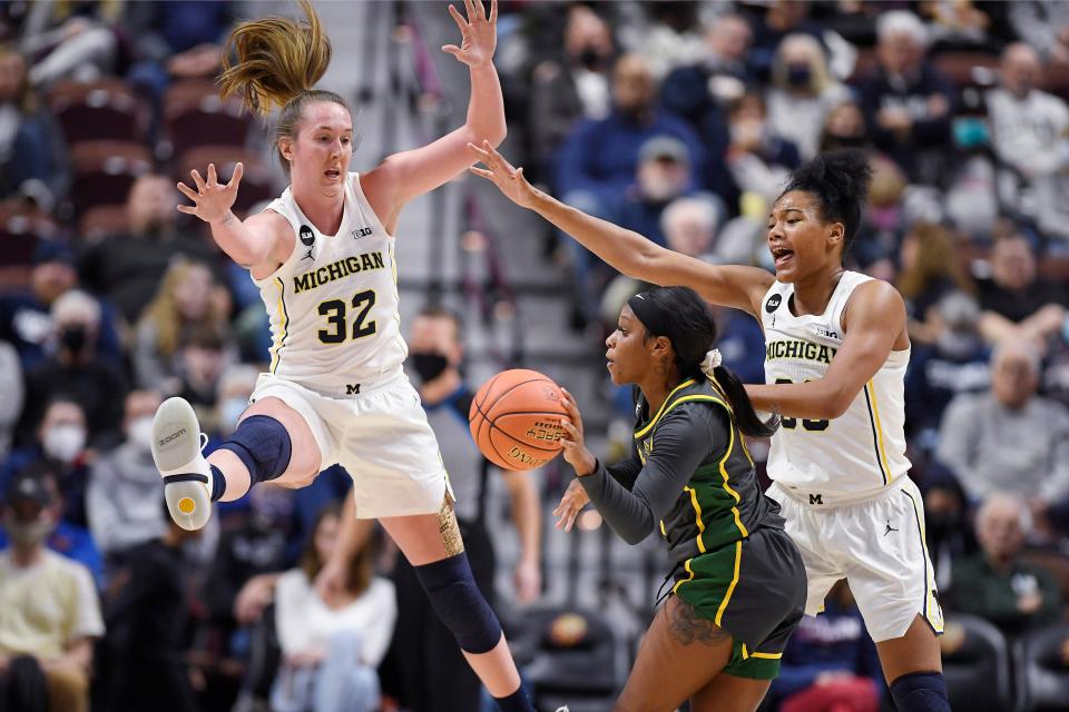Baylor&#39;s Ja&#39;Mee Asberry (21) is pressured by Michigan&#39;s Leigha Brown (32) and Michigan&#39;s Naz Hillmon (0) in the second half of an NCAA college basketball game, Sunday, Dec. 19, 2021, in Uncasville, Conn. (AP Photo/Jessica Hill)