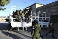 Soldados de la Guardia Nacional llegan a Villa Unión, México, el lunes 2 de diciembre de 2019. (AP Foto/Eduardo Verdug