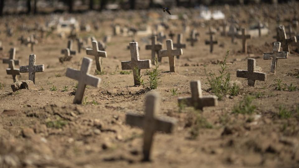 Kreuze für Opfer der Corona-Pandemie auf einem Friedhof in Rio de Janeiro.