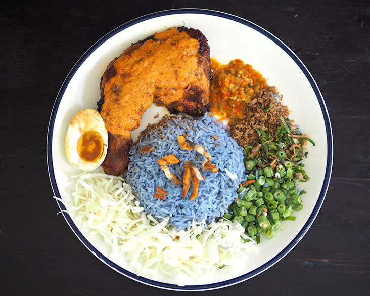 If you prefer a different flavour, the 'nasi kerabu' is a mix of rice with vegetables, herbs and their own-made 'kerisik ikan'